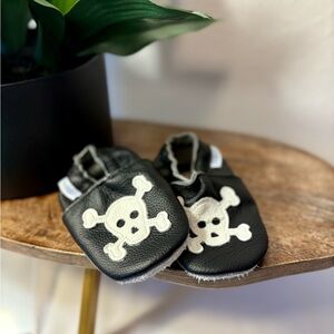 Skull & Crossbones soft-sole leather infant crib moccasin (EUC)